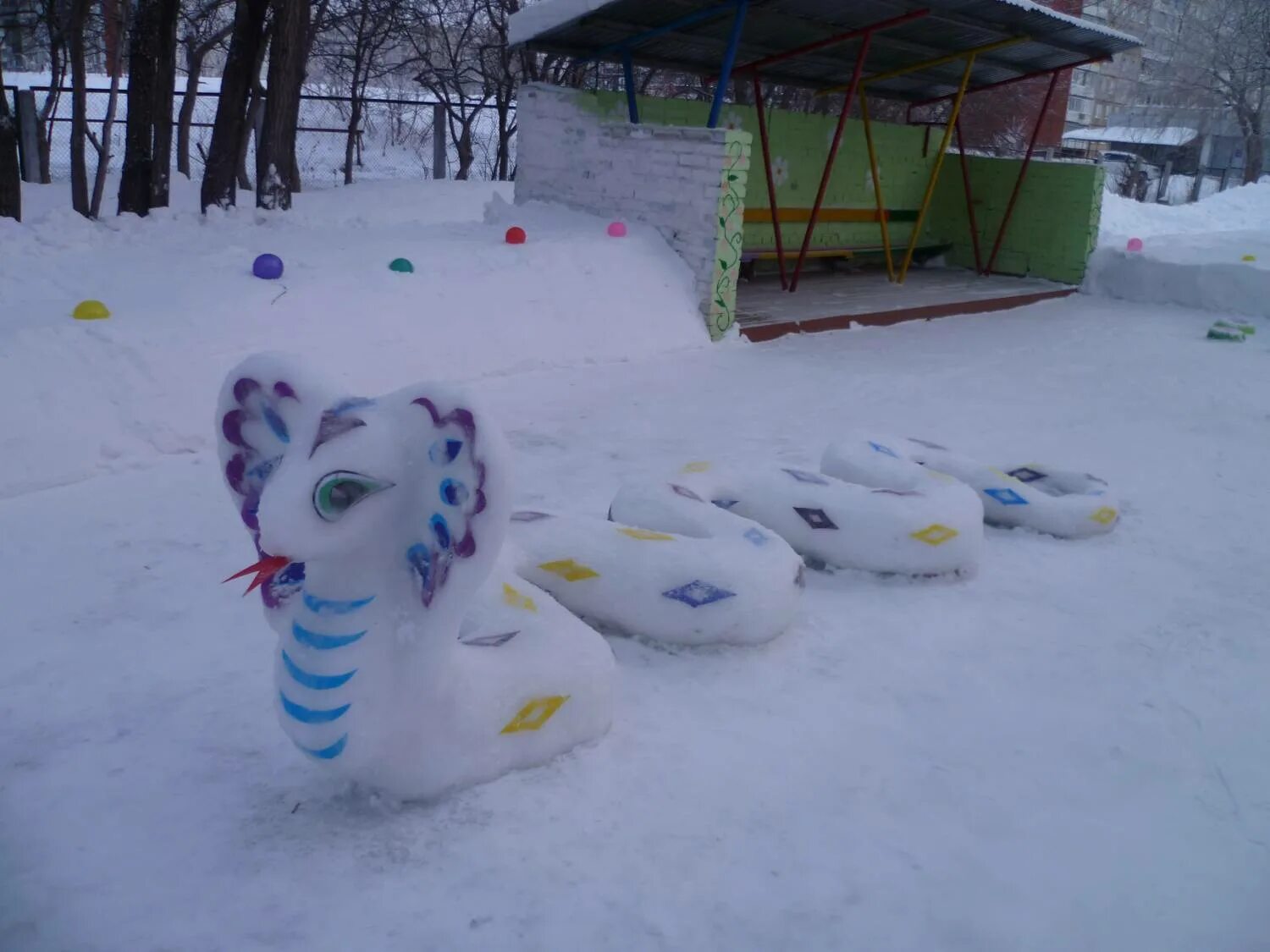 постройки из снега. зимние постройки в детском саду из снега. зимние постройки в детском саду из снега. снежные постройки в детском саду. зимние постройки в детском саду из снега.
