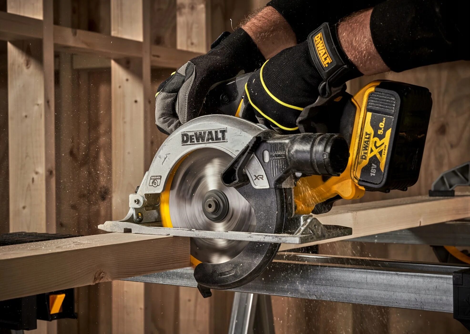 Пила dewalt отзывы. Дисковая аккумуляторная пила, DEWALT dcs565nt. DEWALT dcs565n-XJ, 18 В. Циркулярка девольт 565. Пила дисковая 165мм DEWALT dcs565n-XJ.