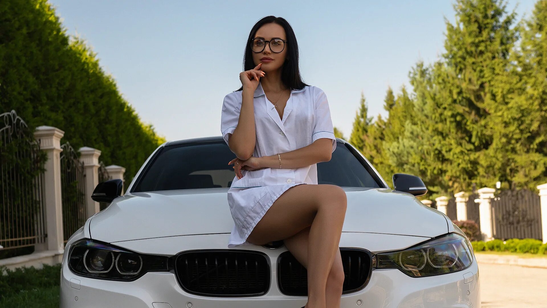 Телка наблюдает. БМВ е39 и девушки. BMW f30 девушка.