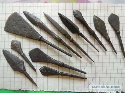 Индейцы смазывают наконечник стрелы