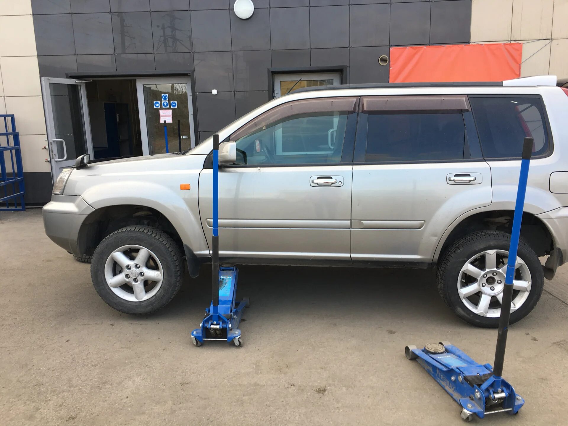 X trail r18. Диски Nissan x-Trail t30. Nissan x-Trail t30 диски r18. X Trail t30 r18. Nissan x Trail на подъемнике.