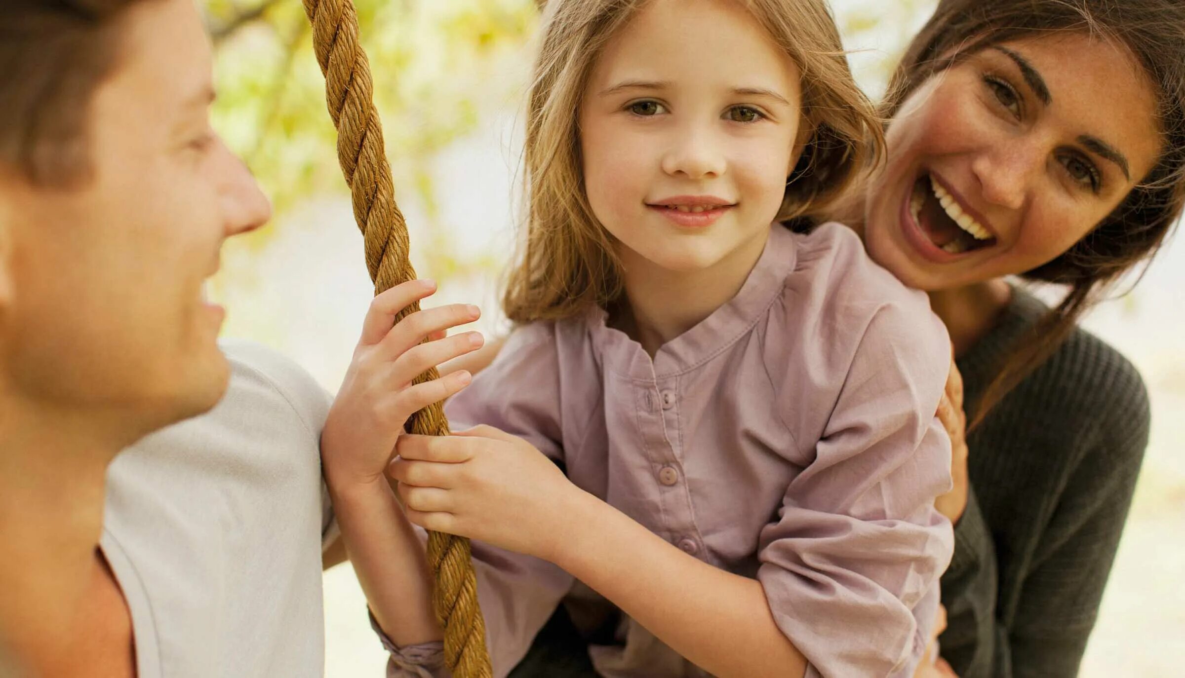 An only child in a family. Only the family. The only one child. Хорошо ли быть единственным ребенком в семье. Only a latter foto.