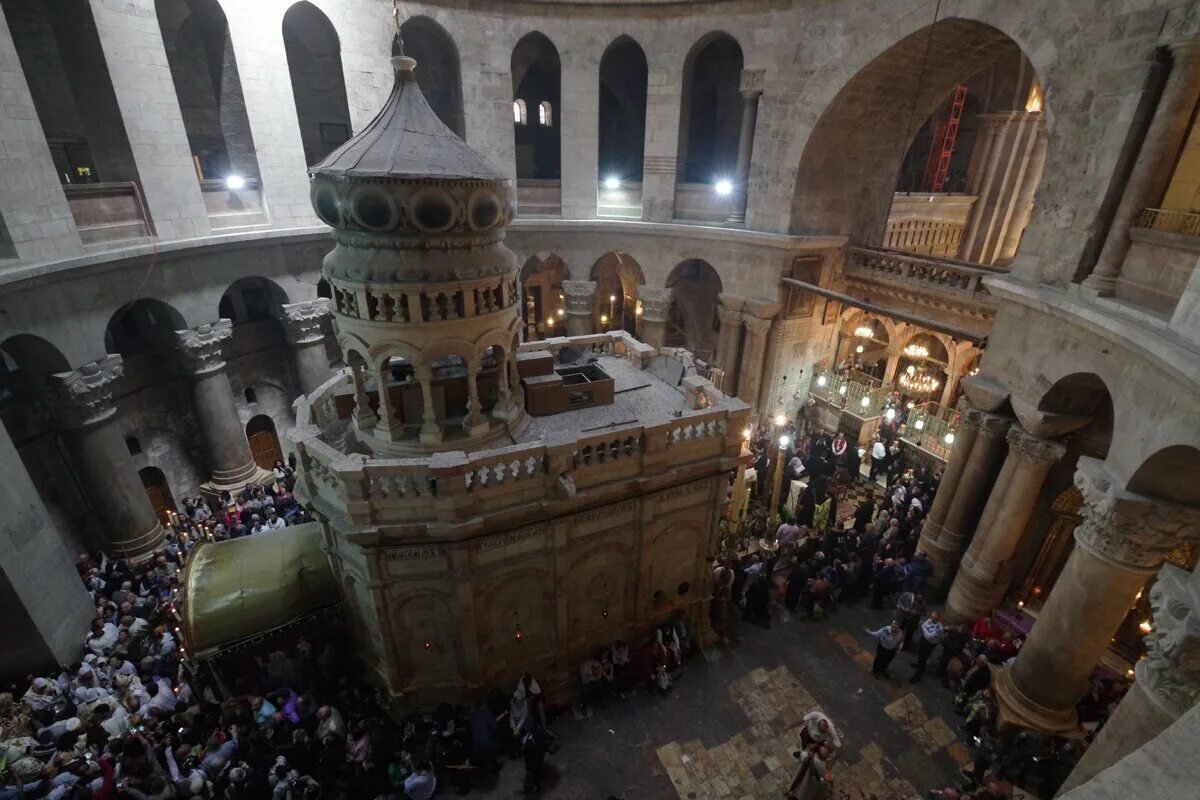 Кувуклия храма гроба господня новый иерусалим. Кувуклия в храме гроба господня в иерусалиме. Кувуклия в храме гроба. Храм господень в иерусалиме кувуклия. Иерусалим израиль храм гроба господня кувуклия.