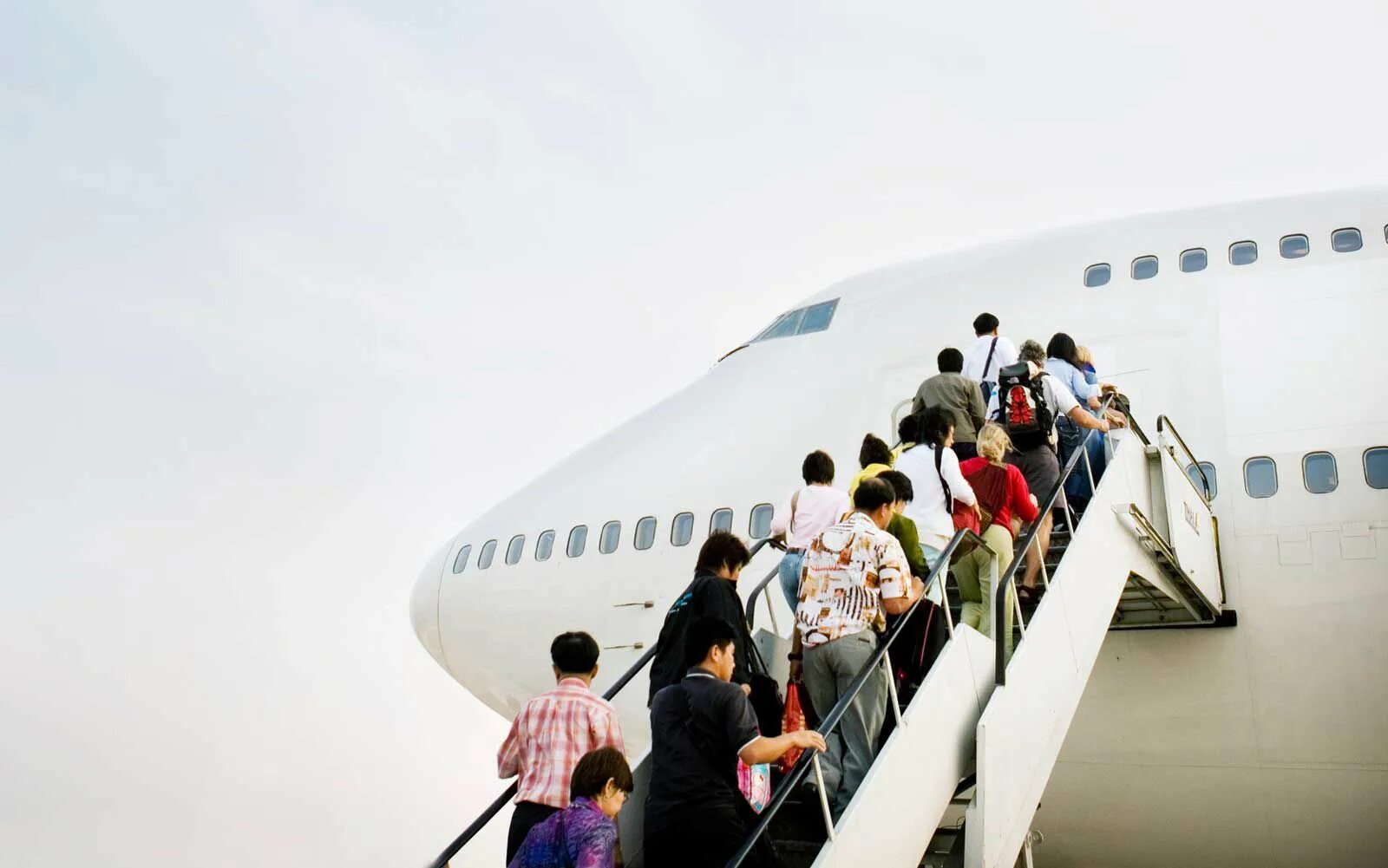 Авиаперевозки пассажиров. Самолет пассажирский люди. Boarding самолет. China Travel самолет. I get on the plane