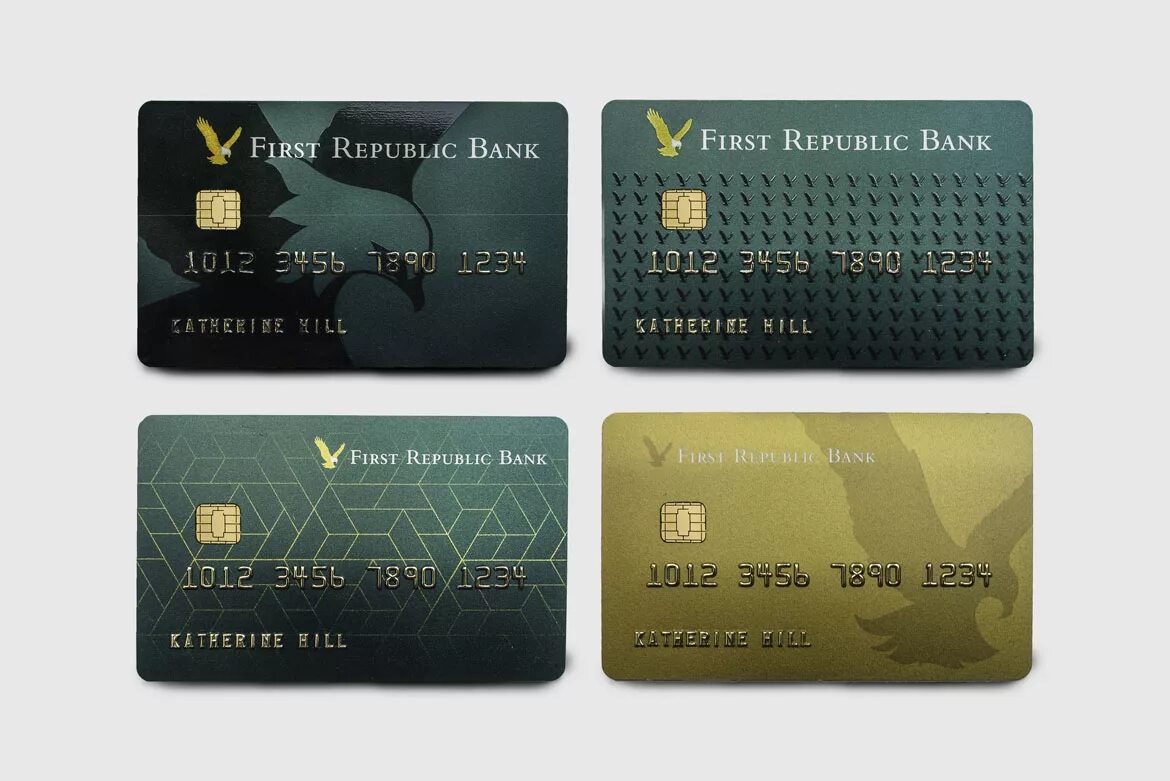 Карта сбербанка. Карты на имя другого человека. Найдена карточка сбербанка. Банковская карточка с двух сторон. Банковская карта на столе.