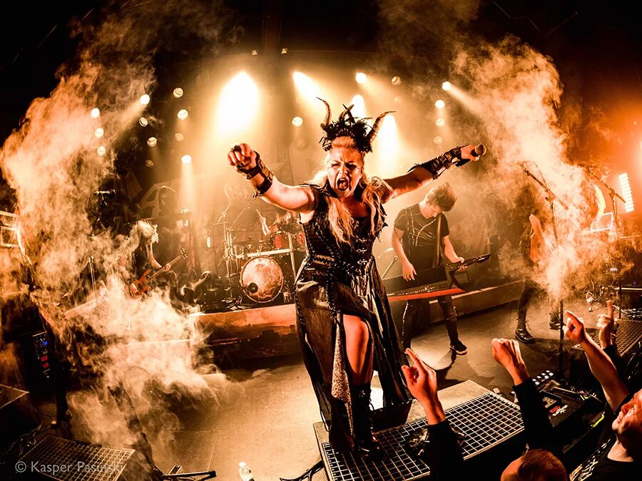 The power of the beast. Battle beast вокалистка. ноора лоухимо battle beast. нитте вало battle beast. noora louhimo.