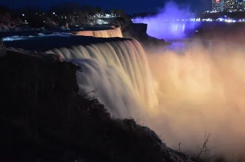 Niagara Falls illuminated at night (41635725761).jpg. 