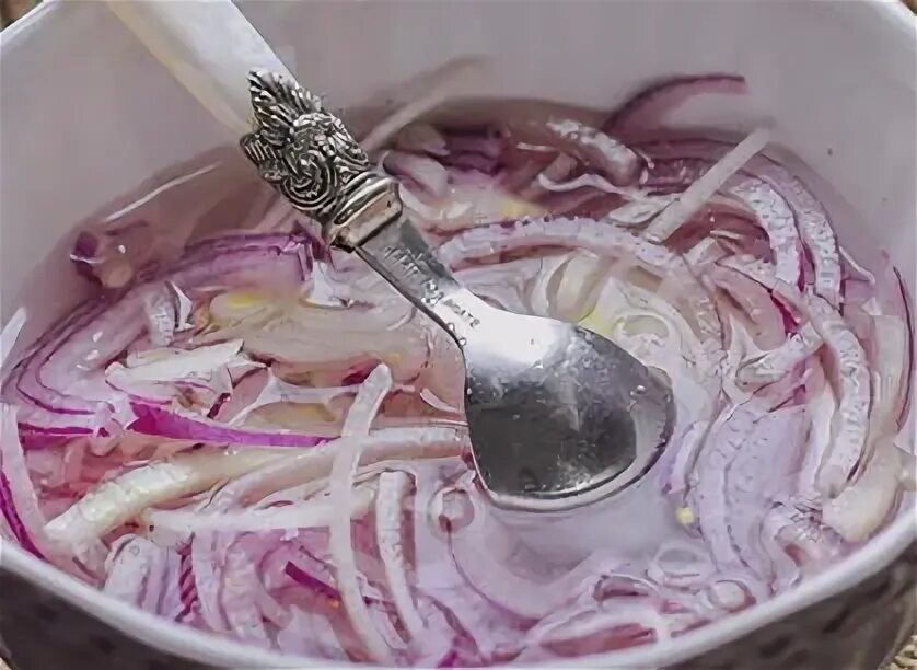 Замариновать лук для шубы быстро и вкусно. Маринованный лук для селедки. маринованный лук к шашлыку. замаринованная килькатс луком.