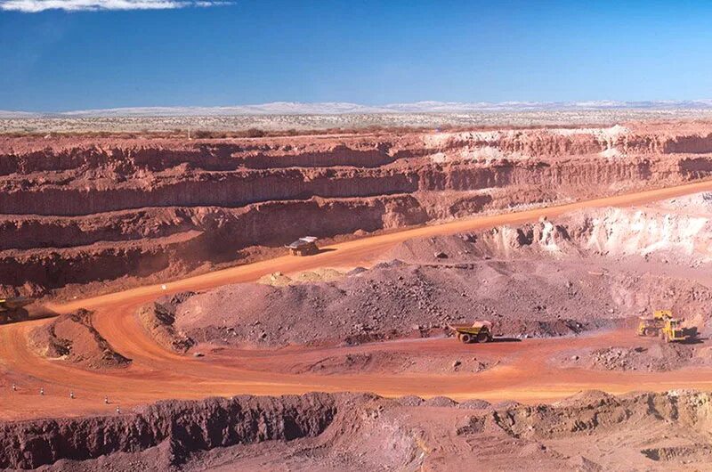 Какая добыча юар. Anglo American Iron ore. Постмасбург ЮАР. Горнодобывающая промышленность ЮАР. Железная руда в Африке.