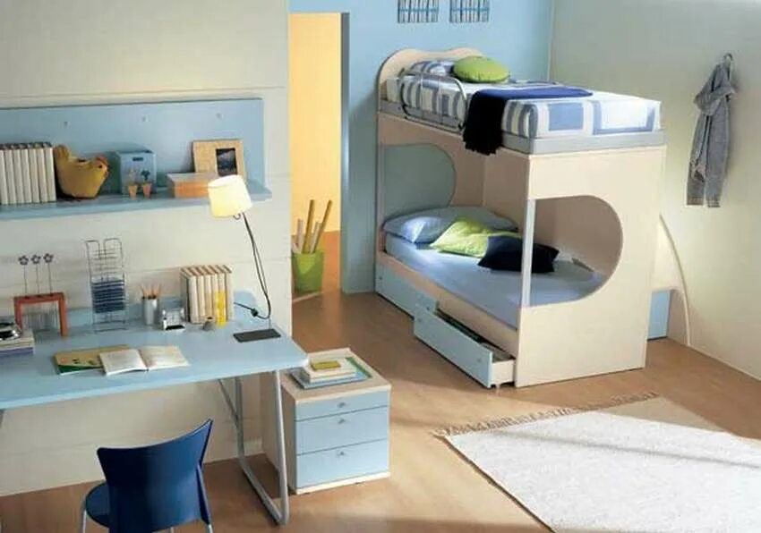 Разрешено ли использование двухъярусных кроватей ответ. Детская комната с двухэтажной кроватью. Компактная кровать для двоих детей. Двухъярусная кровать в маленькой детской. Компактная кровать для девочек.