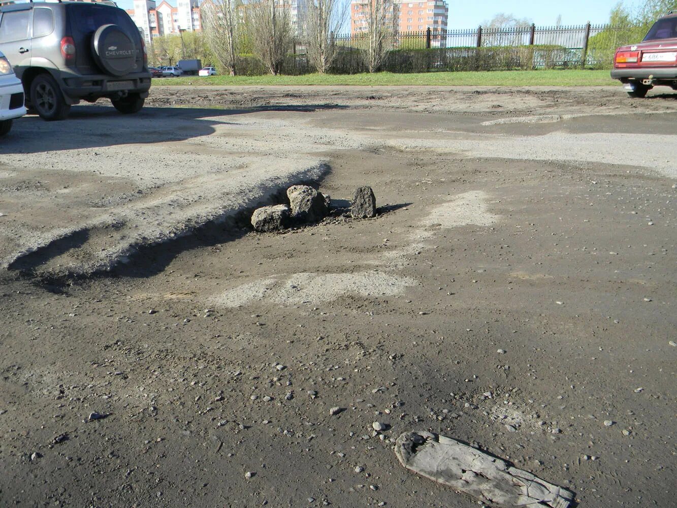 Омск дороги. Омск дороги ямы. Омск дороги фото. Дороги Омска тогда и сейчас.