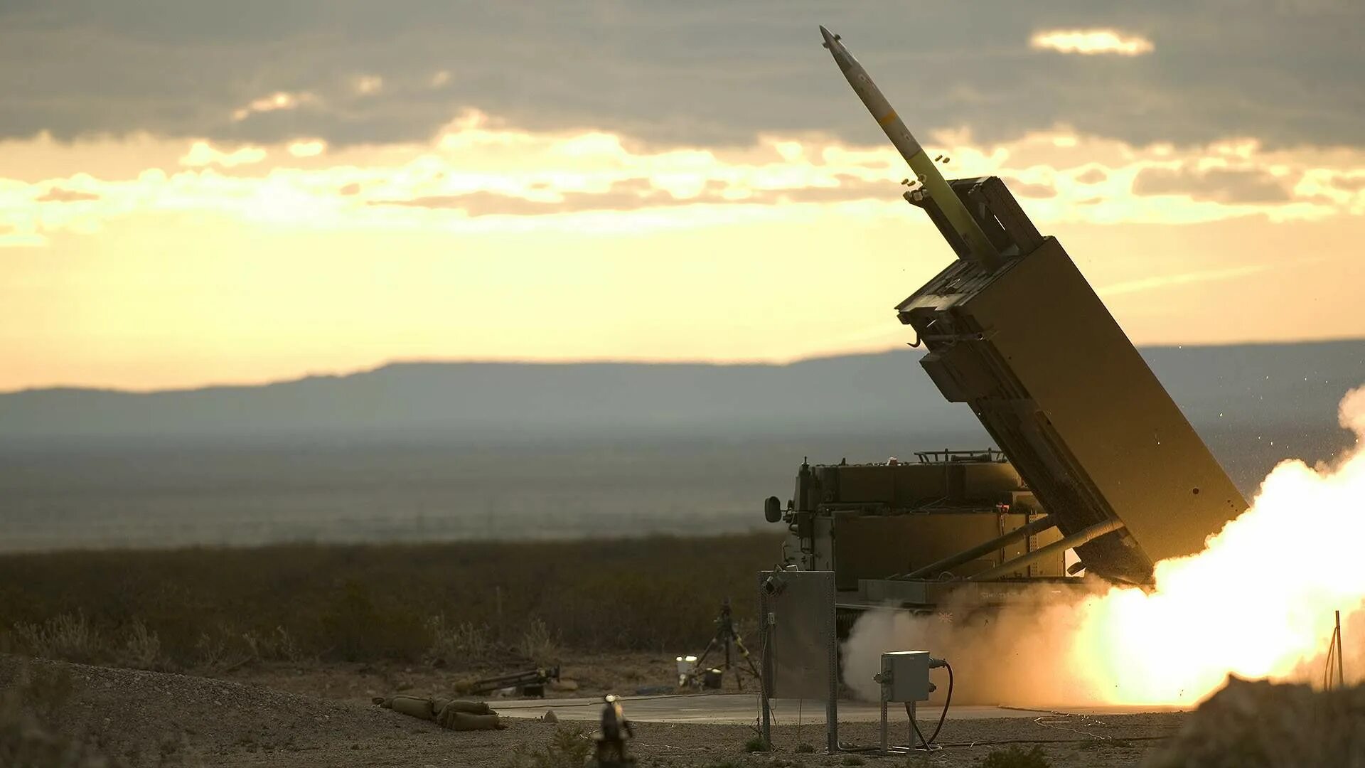 Млрс ракета. Млрс ракета. М270 млрс. Mlrs м270/а1. Рсзо m270 mlrs.