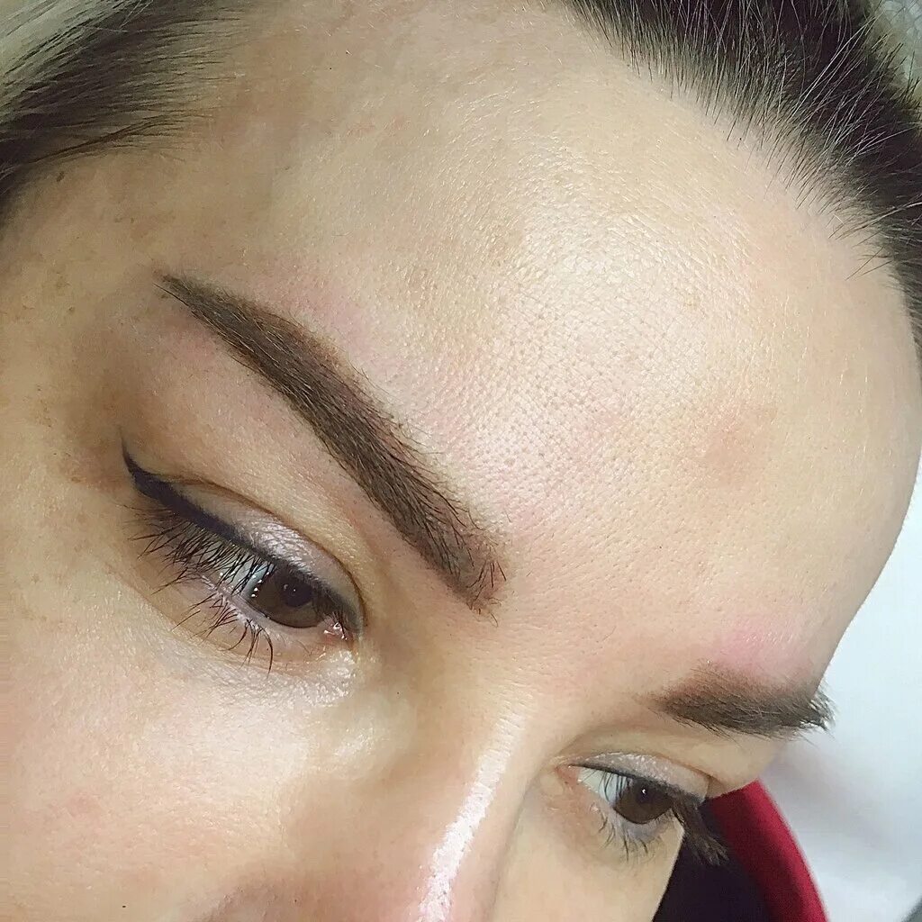 сделать мушку на лице татуаж. татуаж родинка над губой. мушка перманентный макияж. татуаж мушка. татуаж мушка под глазом.