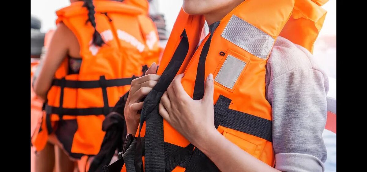 Можно ли утонуть в спасательном жилете. Жилет спасательный comfort pilot. люди в спасательных жилетах. девушка в спасательном жилете. человечек в спасательном жилете.