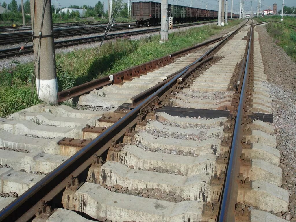 Шпала ш1. Железнодорожные рельсовые шпалы. Железобетонные шпалы РЖД. Железнодорожный путь на железобетонных шпалах.