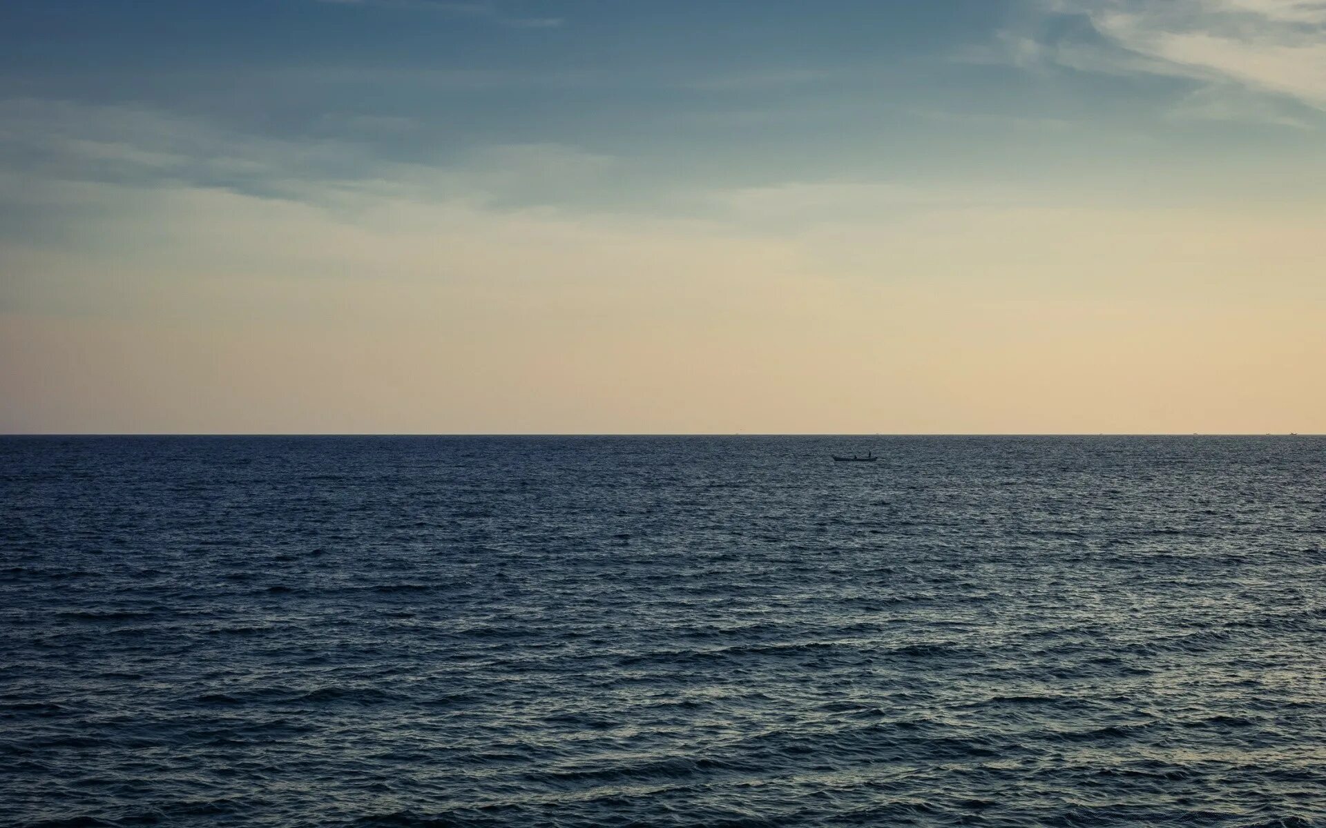 Середина тихого океана. Море Горизонт. Пасмурное море. Темное море. Открытое море.