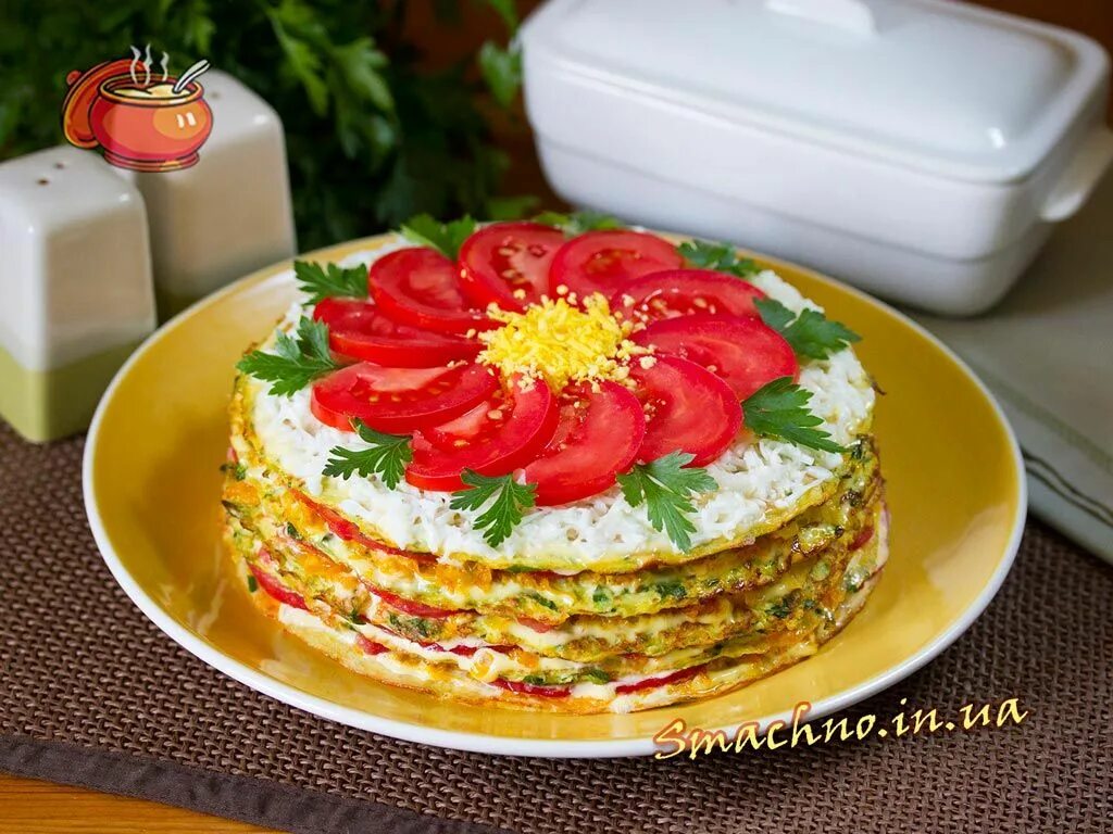 Торт из кабачков с чесноком и майонезом. Кабачковый торт. украшение печеночного торта. кабачковый торт с сыром. салат овощной торт.