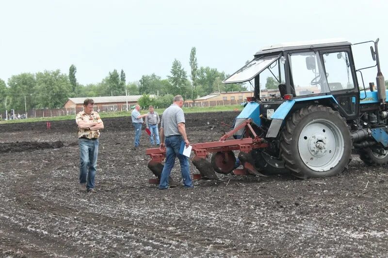 трактор фермер рб 2103. водитель трактора. тракторист. механизатора на мтз 82. работа тракторист тула.