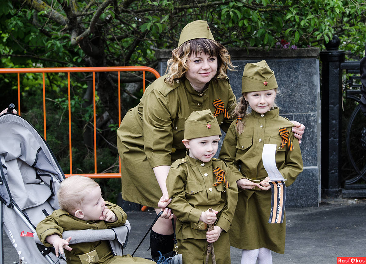 Военная форма для детей на 9 мая. Дети в военной форме. Малыш в военной форме. Дети в военной форме на 9 мая. Детская фотосессия в военной форме.