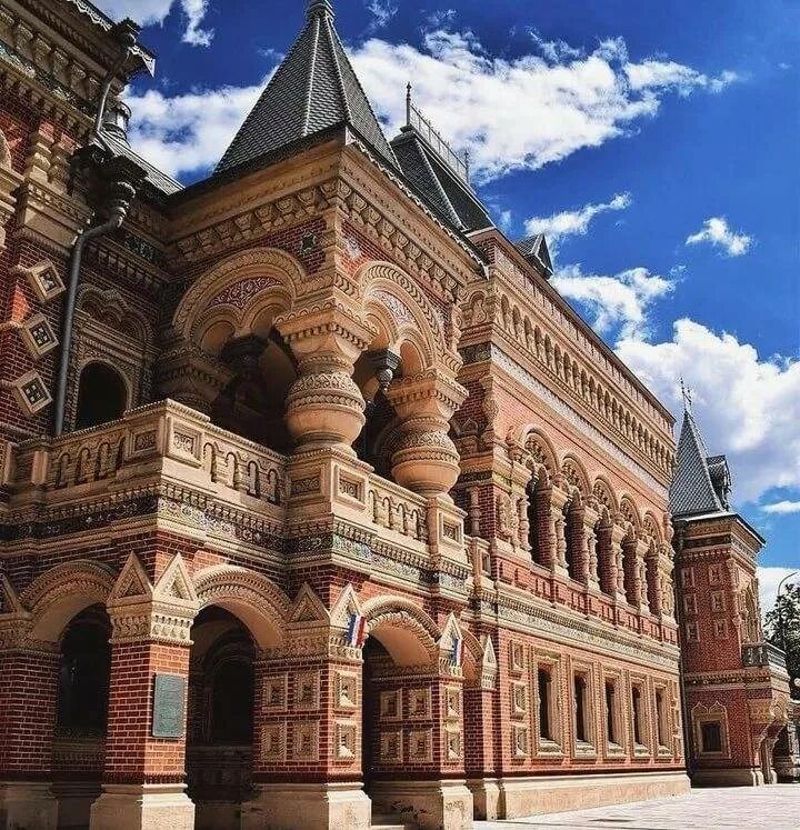 Неорусский стиль усадьбы телегина. Дом купца игумнова на якиманке стиль архитектуры. Исторический музей в москве 19 век. Псевдорусский стиль в москве. Горького.