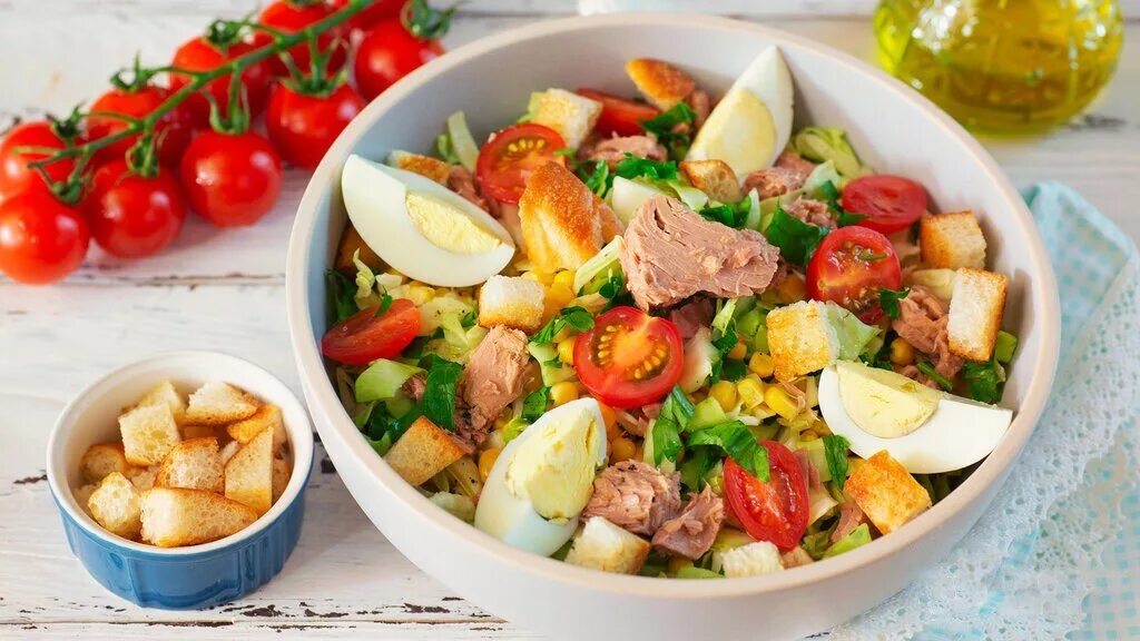 Салат с тунцом консервированным и кукурузой. Салат с тунцом и кукурузой. Тунец яйца кукуруза. Салат с тунцом и кукурузой. Салат с тунцом и шпинатом.