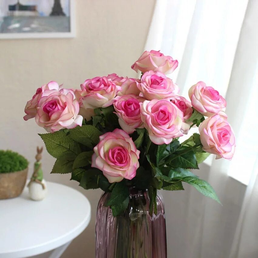 Фото цветов на столе реальные. Розовые розы в вазе. Букет дома. Розы в вазе дома. Букет цветов в домашней обстановке.