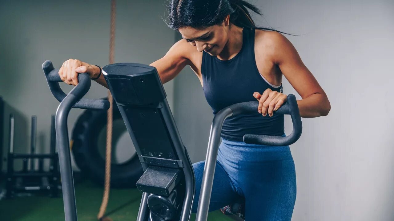 Как правельно лишать при приседания. Как дышать при выполнении упражнений. Учимся правильно дышать. Как дышать во время тренировки. Как дышать во время тренировки.