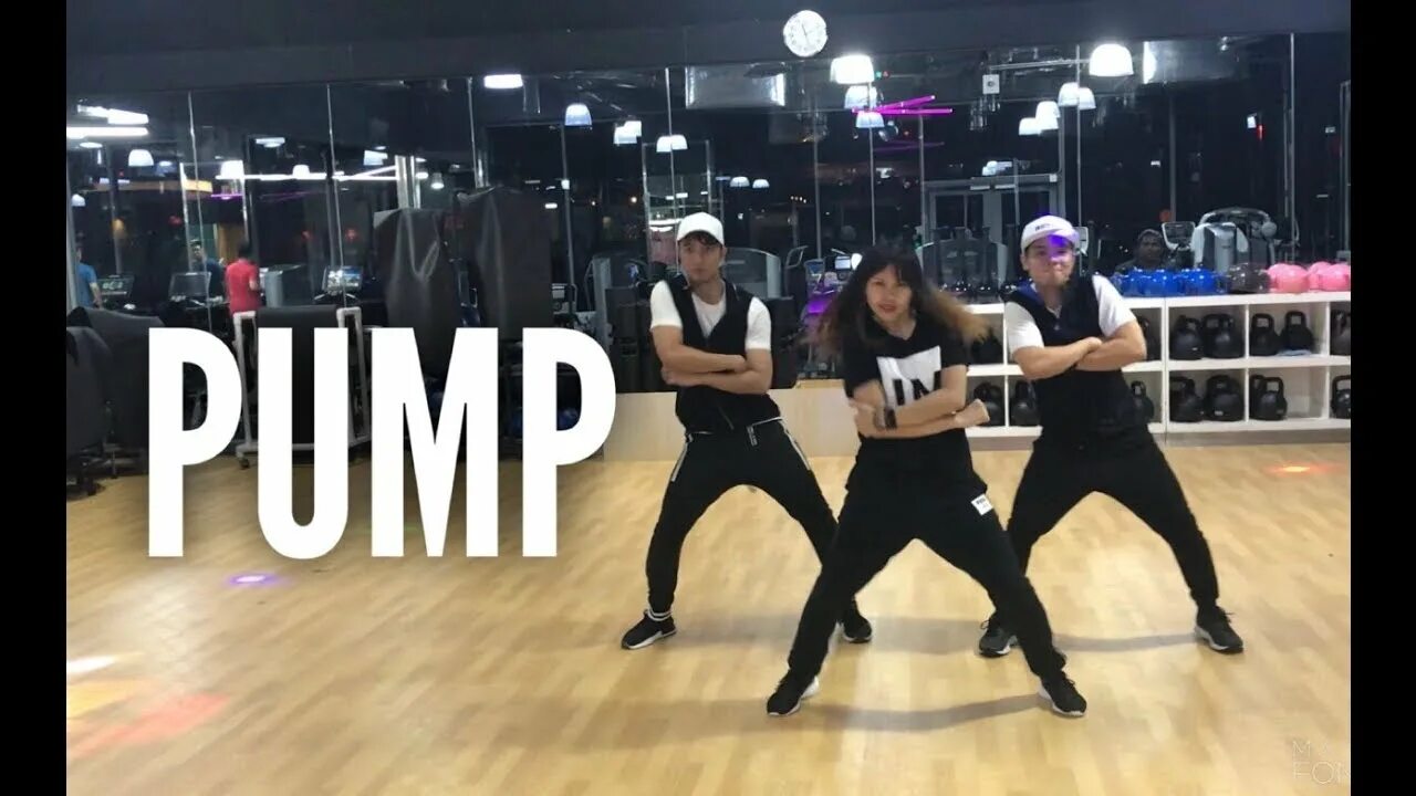 Pumped valentino. Туфли ред валентино. Валентино хан альбомы. Good enough valentino khan. Реплика валентино rockstud.