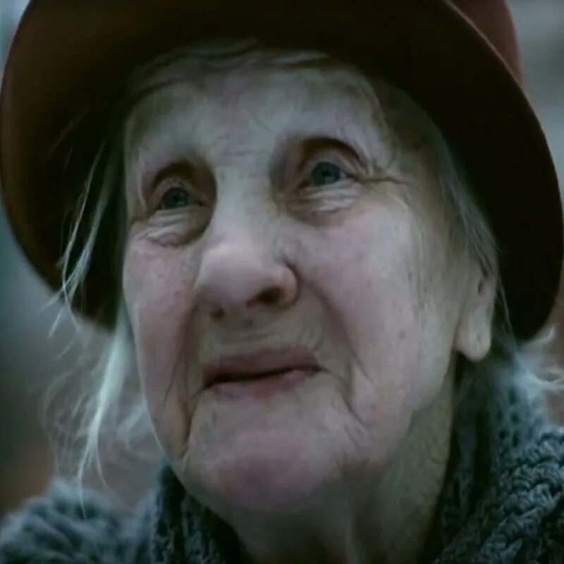 Внук выгнал бабушку. Мошенники обманули пенсионерку. Мужское женское внук хочет выселить из квартиры бабушку. Бабка матерится на остановке. Бабушка и внук.