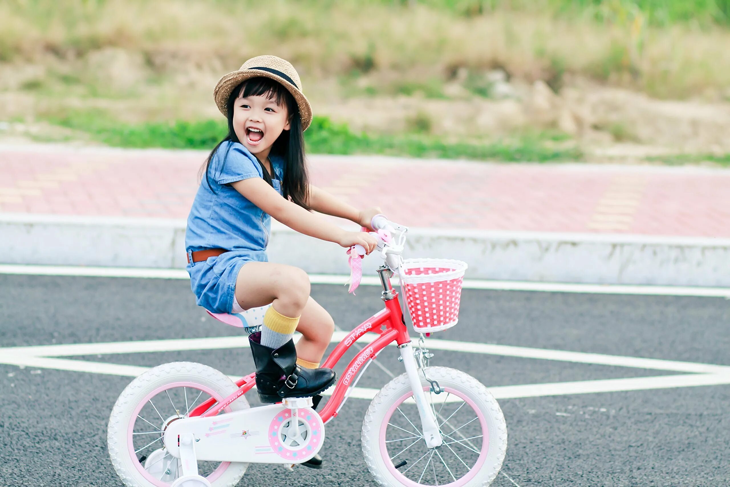 Велосипед розовый для девочки. Kids Ride a Bike. Ркбеноки велосипед позы. Girl Ride a Bike. Ride their bikes