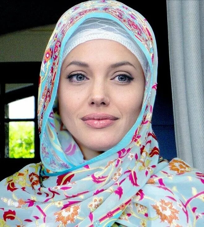 Известные мусульманские. Анджелина Джоли мусульманка. Анджелина Джоли в хиджабе. Анджелина Джоли в платке. Анджелина Джоли в Исламе.