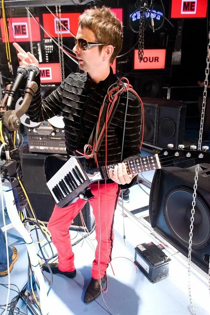 Muse undisclosed desires. Дэнни Мьюз. Кискин Мьюз. Мьюз undisclosed Desires.