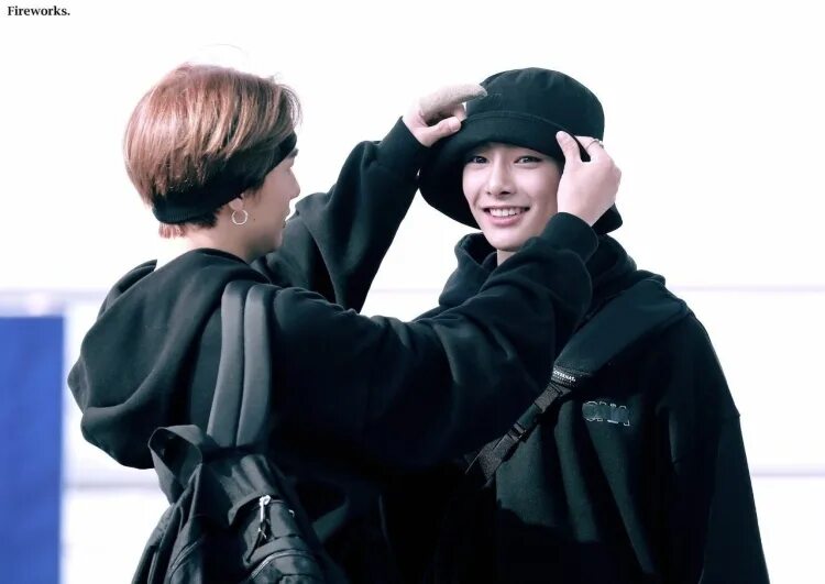 Чонин и т и. Stray kids хёнджин и чонин. чонин stray kids. хенджин и чонин.