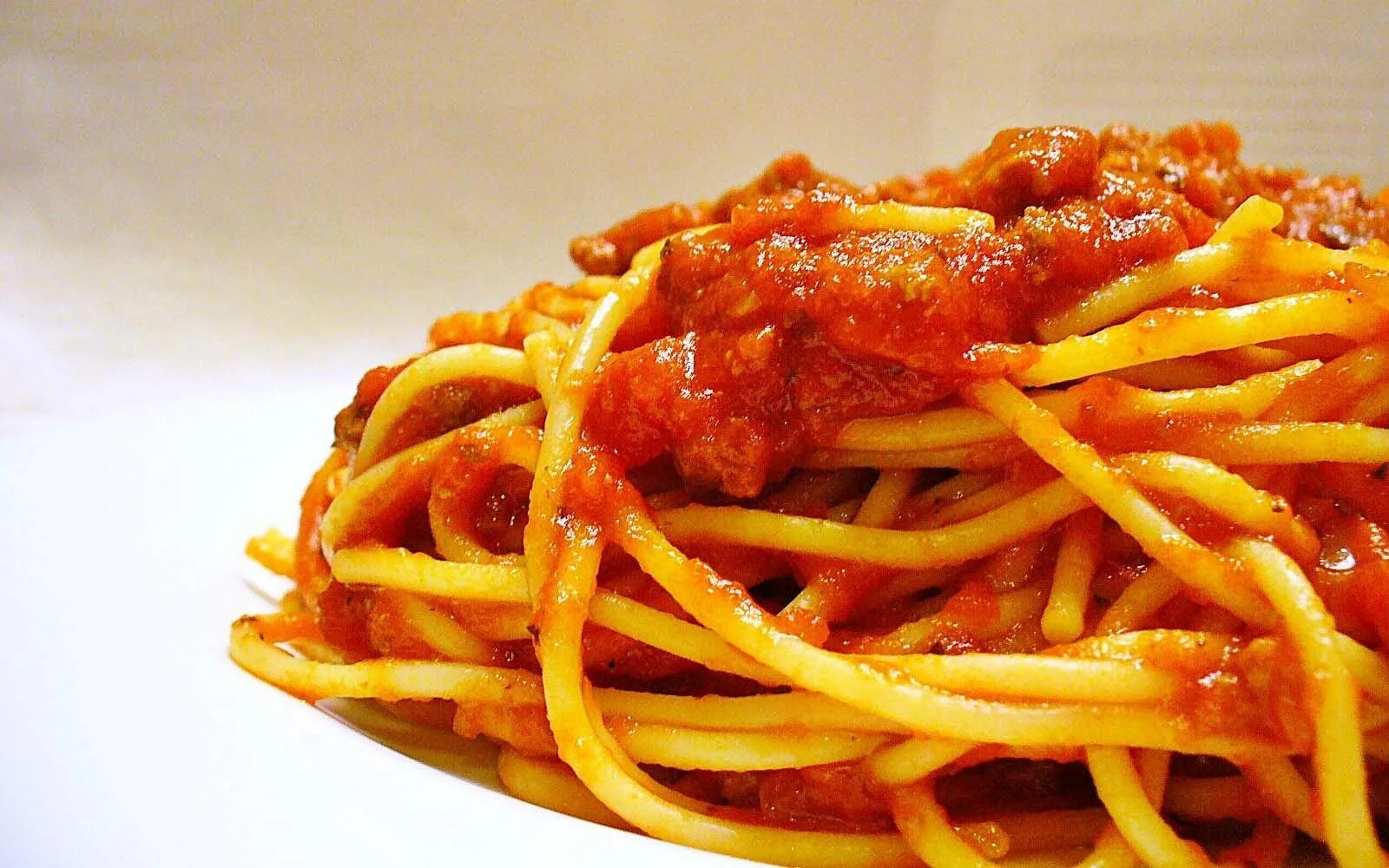 Спагетти. Аппетитные спагетти. Спагетти вид сбоку. Пучок спагетти. Спагетти с перцем