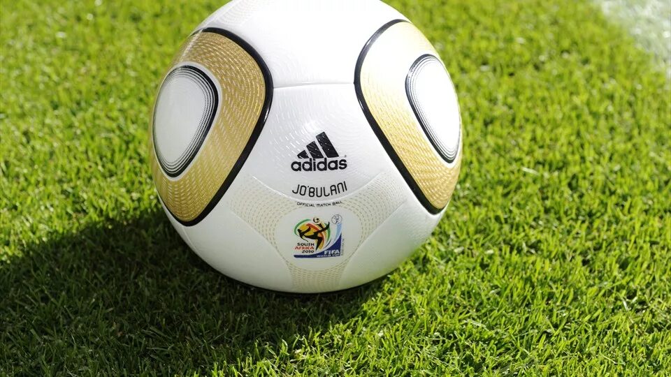 Самой дорогой мяч. Футбольный мяч Jo’bulani фирмы adidas. Джо булани мяч. Футбольный мяч Джабулани. Самый дорогой мяч адидас.
