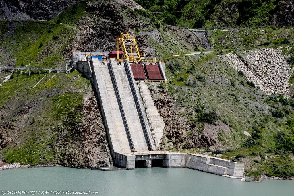 Зарамагскую гэс. Головная зарамагская гэс. водохранилище зарамагской гэс. северная осетия зарамагские гэс. головная гэс зарамагского каскада.