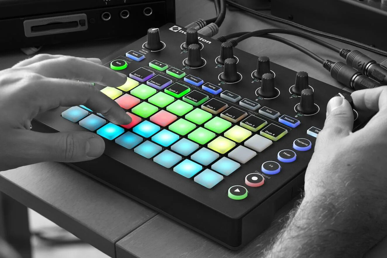 Драм-машина Novation circuit. Грувбокс Novation circuit. Секвенсор Novation. Контроллер Novation circuit. Нажми техно