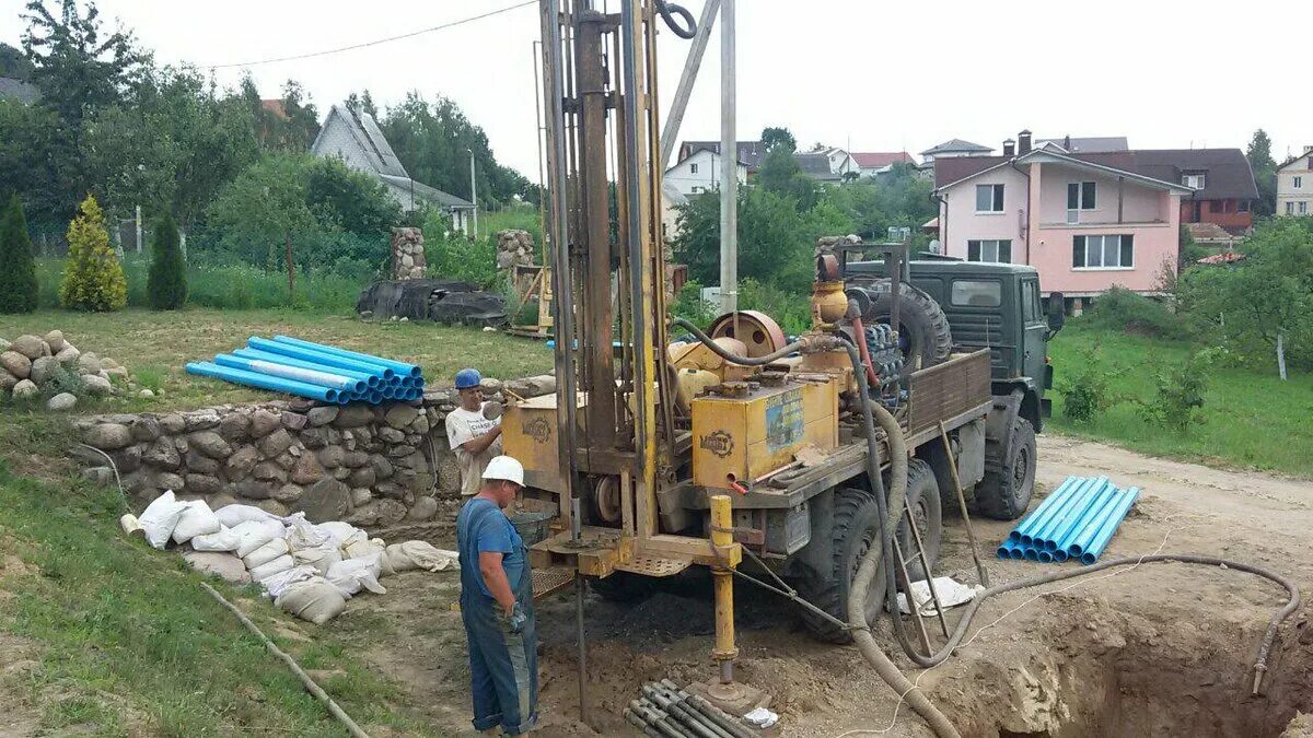 Пробурить скважину доме. Самбур Коломна бурение скважин. Бурение вода ЗИЛ. Бурение колодцев на воду. Буровые скважины на воду.