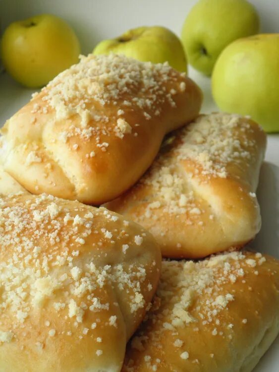 булочки с яблочным вареньем из дрожжевого теста. ватрушка с повидлом. ватрушки с яблочным повидлом как в школе. булочки с повидлом. булочки с яблочным повидлом.