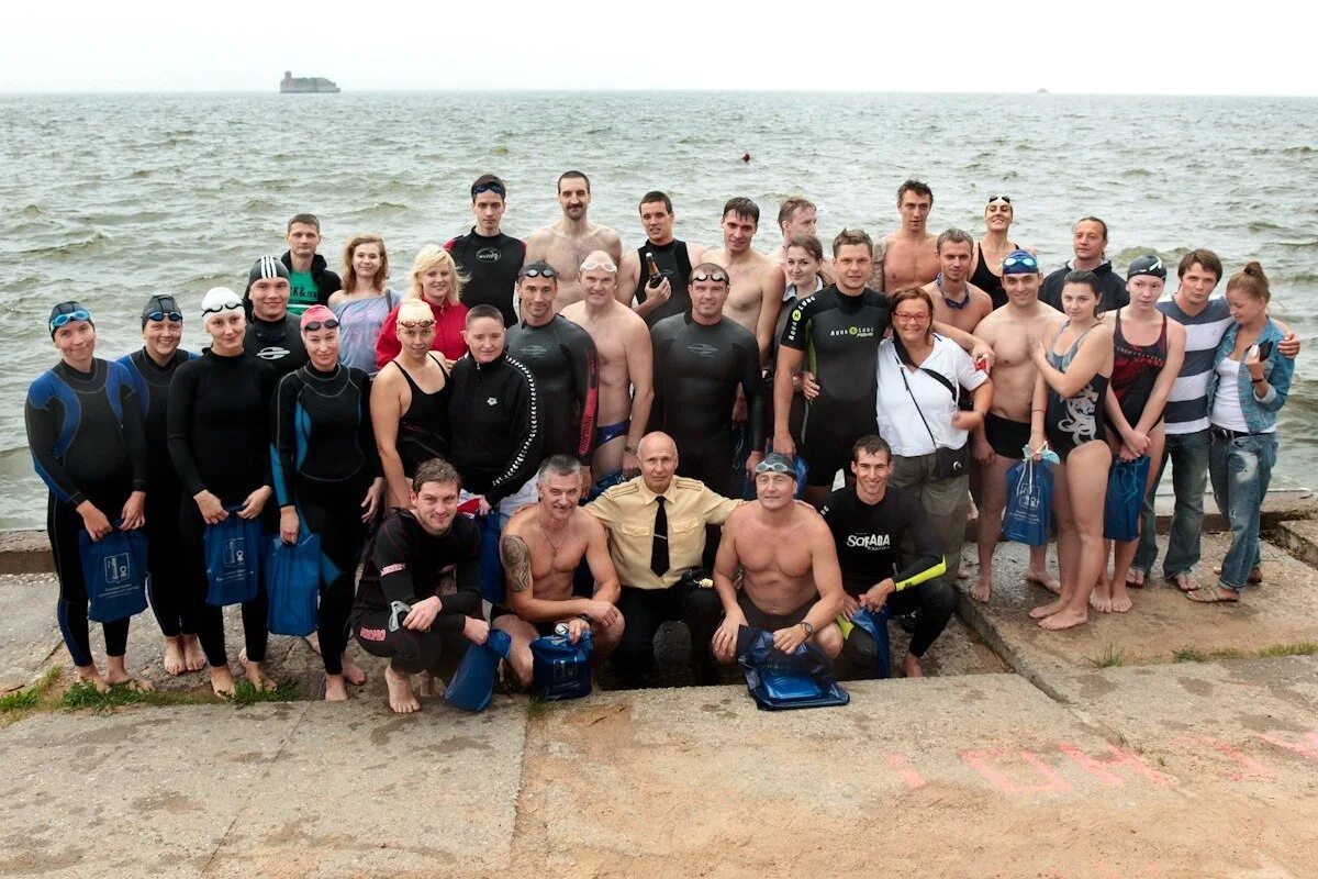 Заплыв для фотоальбома. Бодибилдинг Кронштадт. Футболист «Кронштадт». Погода в Кронштадте.