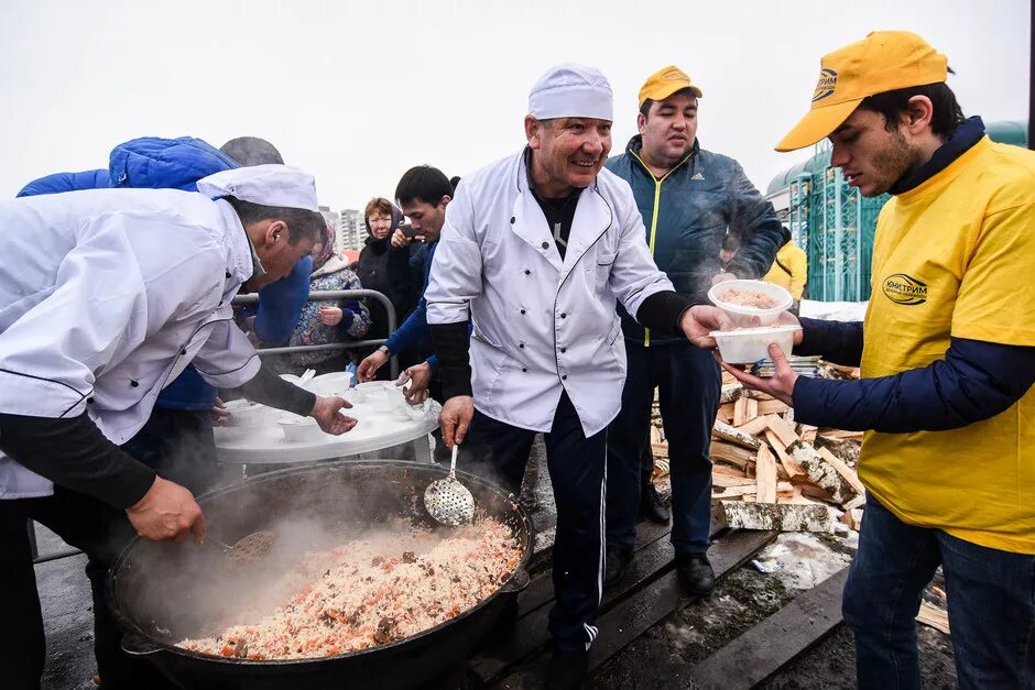 Сделай на узбекском. Узбек с пловом. Uzbeki gotovyat plov. Узбеки едят плов. Огромный казан плова.