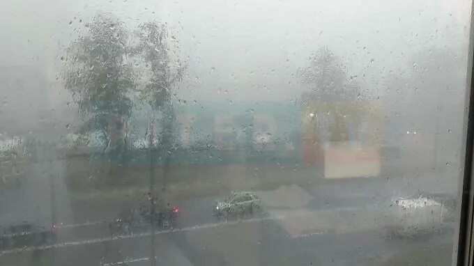 ливень в астрахани сегодня. нужно ли поставить запятую небо чистое запятая нежно голубое. сильный ливневый дождь в астрахани. предложения с плеоназмом. упражнение холодный ветерок.