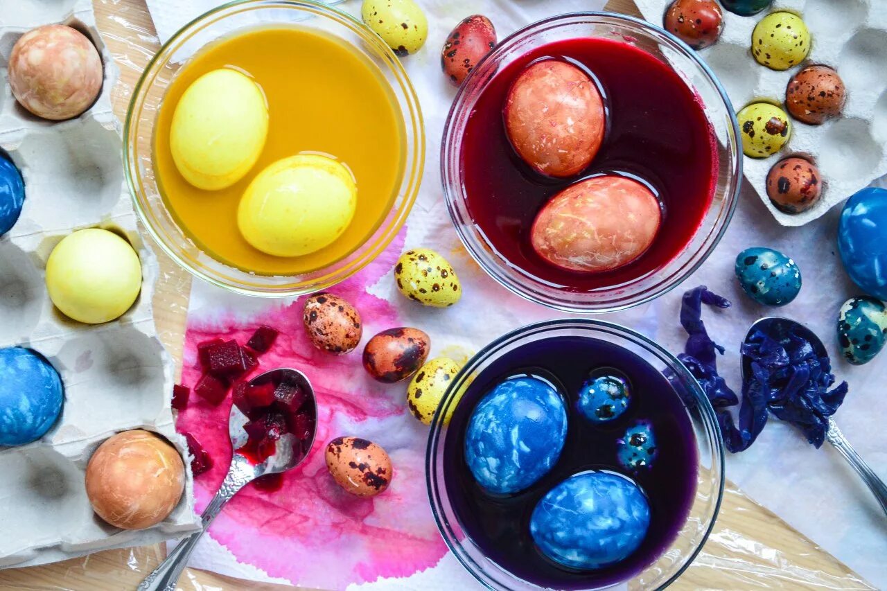 Можно красить яйца красками. Окрашивание яиц натуральными красителями. Пасхальные яйца натуральные красители. Окрашивание яиц пищевыми красителями. Способы окрашивания яиц на Пасху.