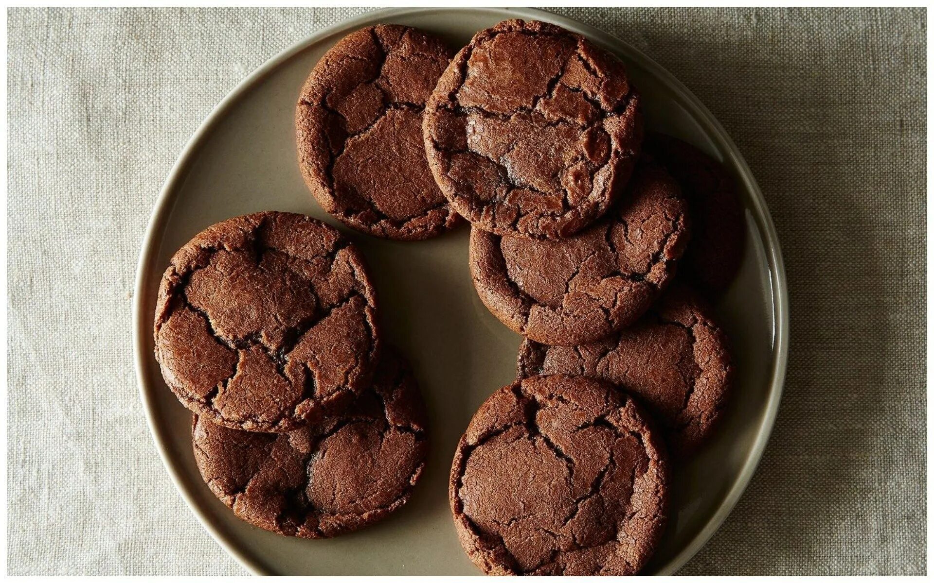 Шоколадное печенье. Круглое шоколадное печенье. Шоколадные круглые печеньки. Печеньки с шоколадом.