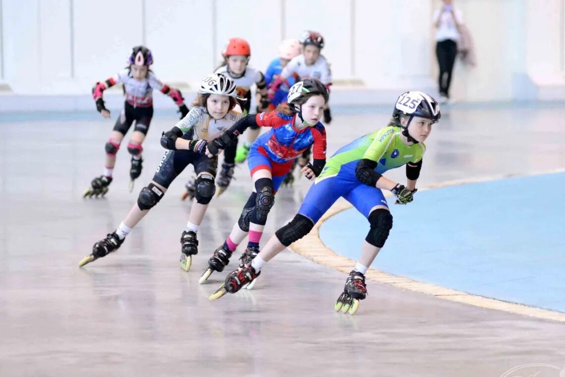 Сайт роллер спорта. Соревнования в Коломне по роллер спорту. Роллеры спидскейтинг. Роликобежный спорт. Роликобежный спорт или спидскейтинг.