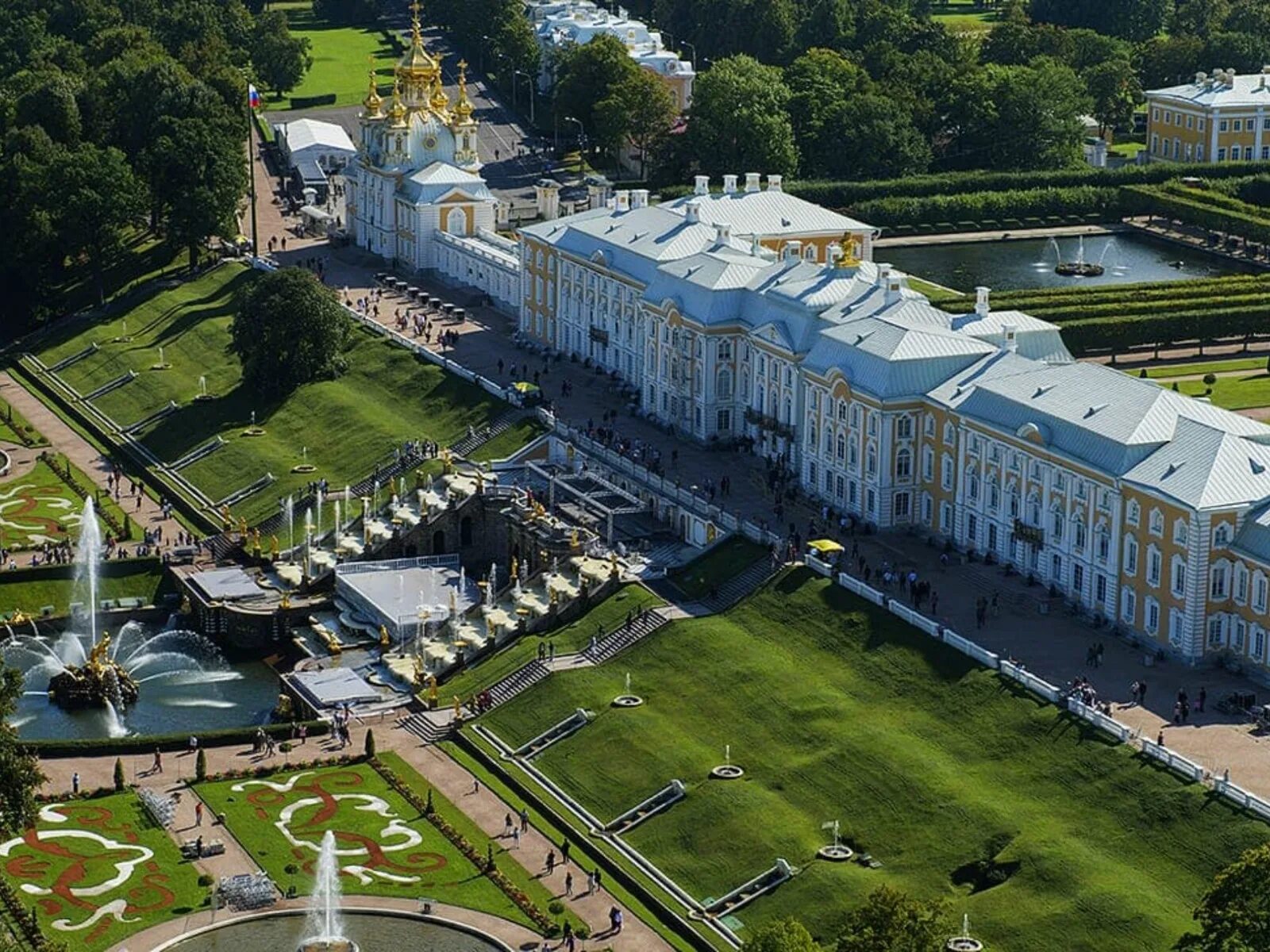 Большой кремлёвский дворец 1838 1849. Дворец с большой буквы. Петергоф парк верхний парк. Версаль франция ворота. Царское село (музей-заповедник).
