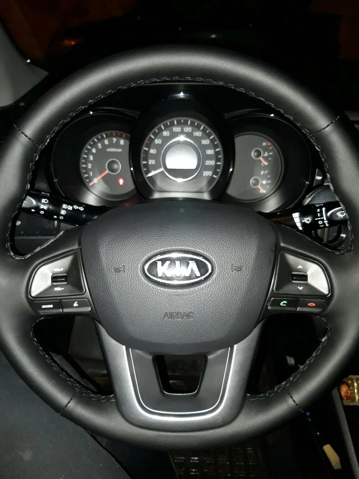 Руль рио 3. Руль киа рио 3 2016 года. Руль киа рио 3. Кнопки на руль киа рио 3 рестайлинг. Кожаный руль киа рио 3.