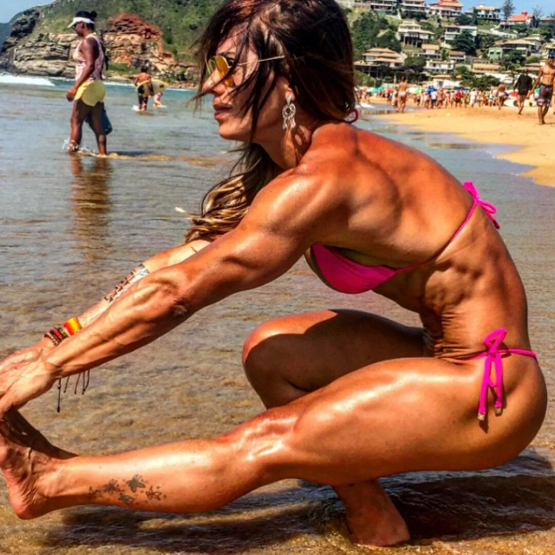 Накаченные девушки. Мускулистые девушки. Know your place muscular girl. Мускулистые девочки. Спортивная фигура.