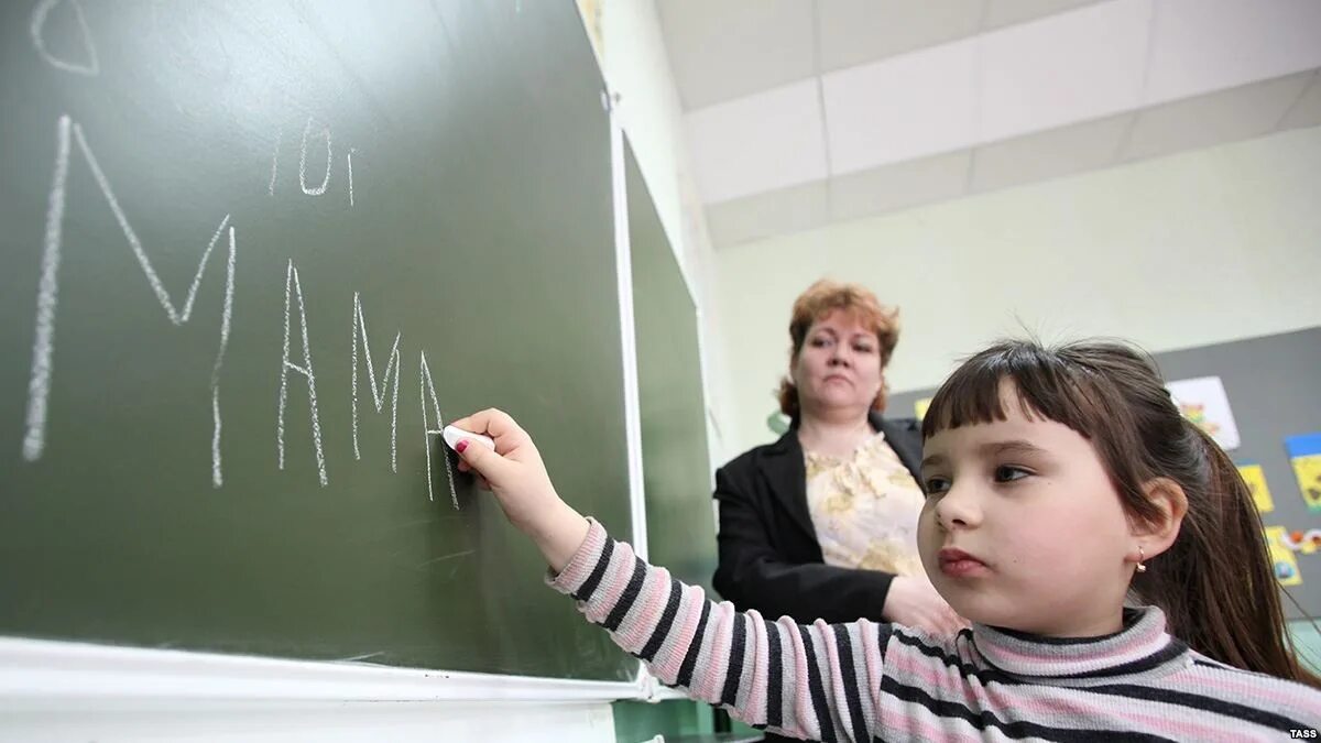 Обиделись учитель. Злые учителя в школе. Преподаватель ругает ученика. Училка ругает ученика. Учитель кричит.