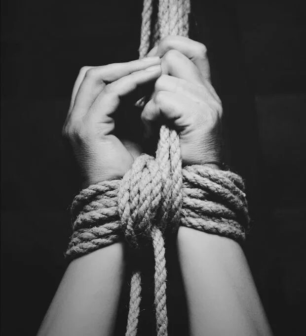 Связанные руки. Связанные девушки мужик связывает. Связанные девушки мужик связывает. Шибари мужчины. Связанный парень.